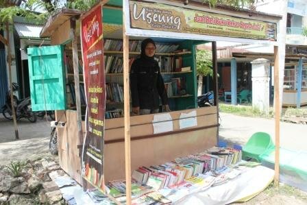 Nurlaili, salah seorang pemilik kios buku Useung sedang menjaga kiosnya di sela-sela waktu luang, Selasa, 14/02/2012 (Foto: Mirza/DETaK)